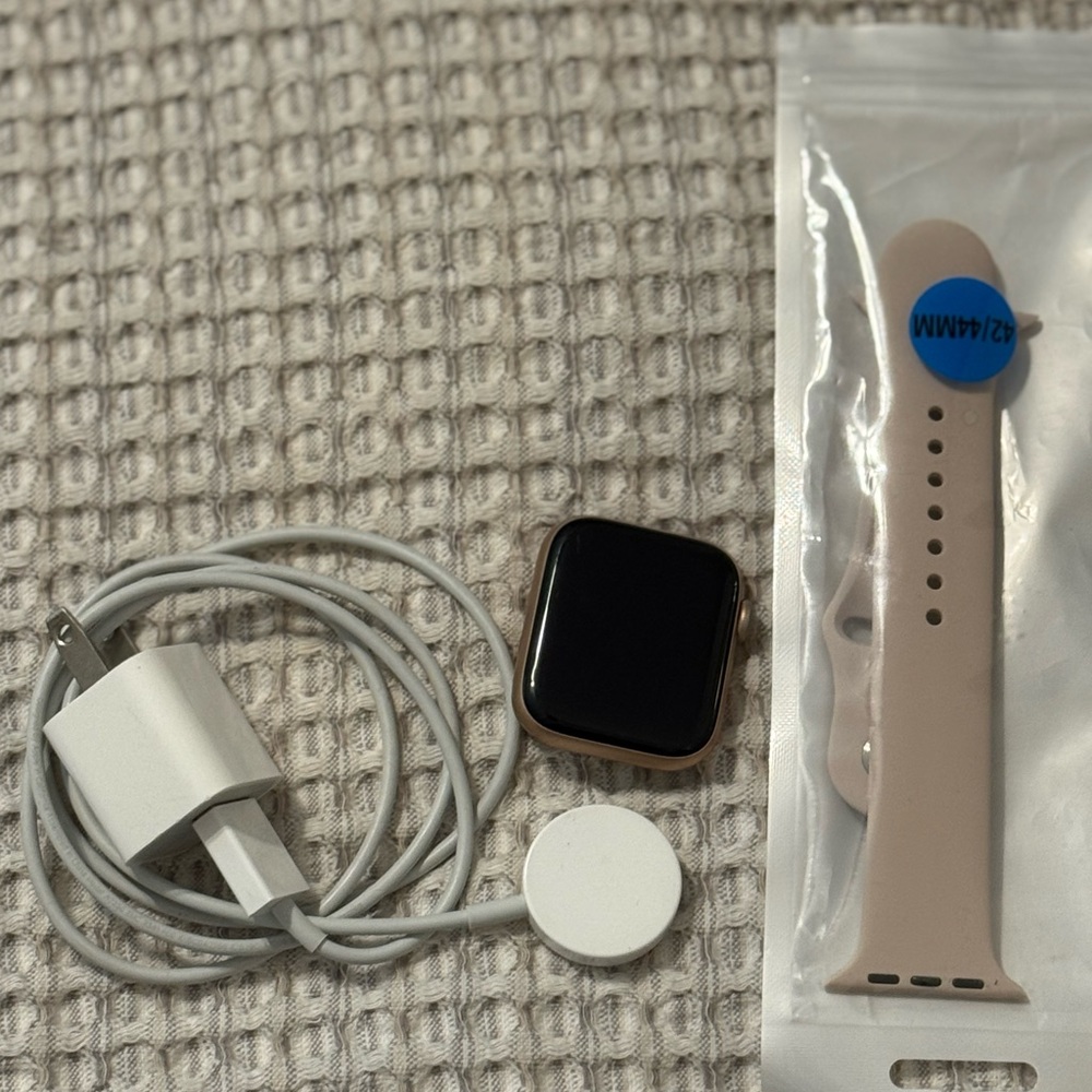 AppleWatch•Series 6•44MM with watch band and charger
